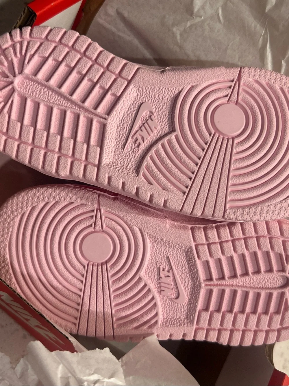 Nike Kids Low-Top Sneakers in Pink, Red & White